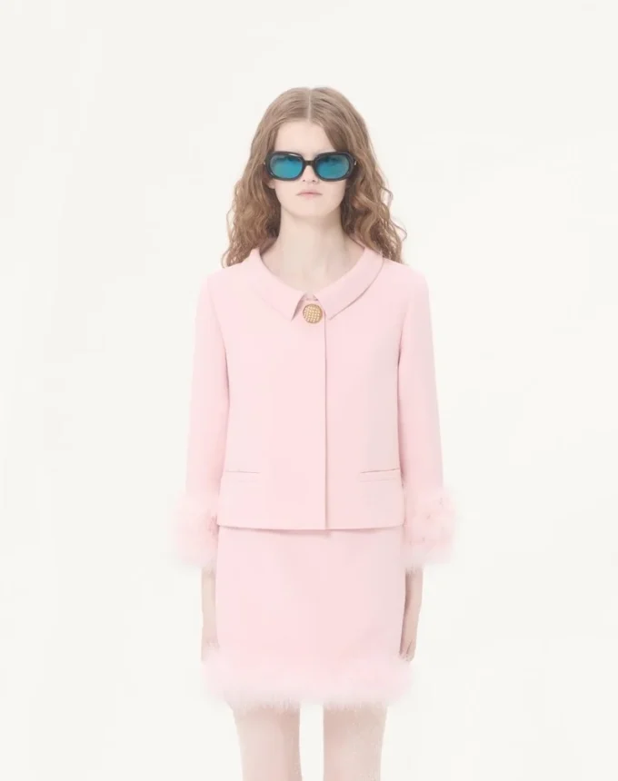 Chaqueta de crepé couture con plumas Chaqueta de crepé couture con plumas