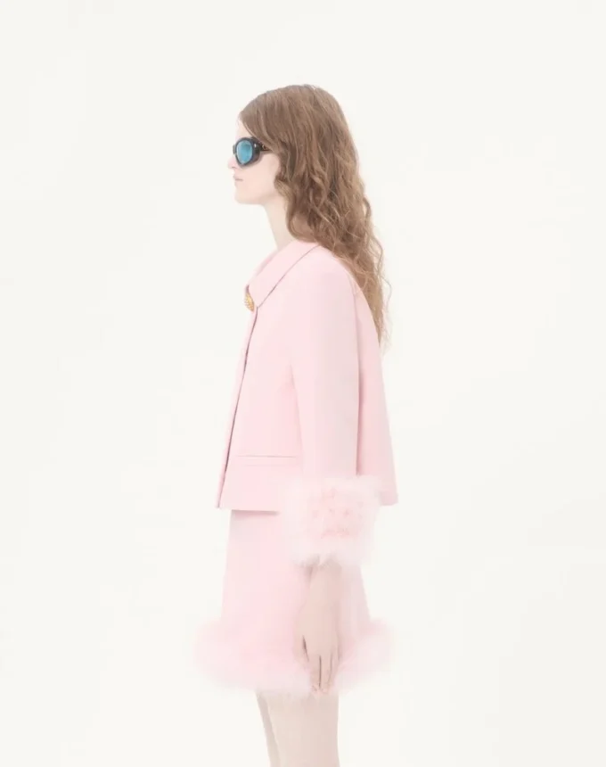 Chaqueta de crepé couture con plumas Chaqueta de crepé couture con plumas