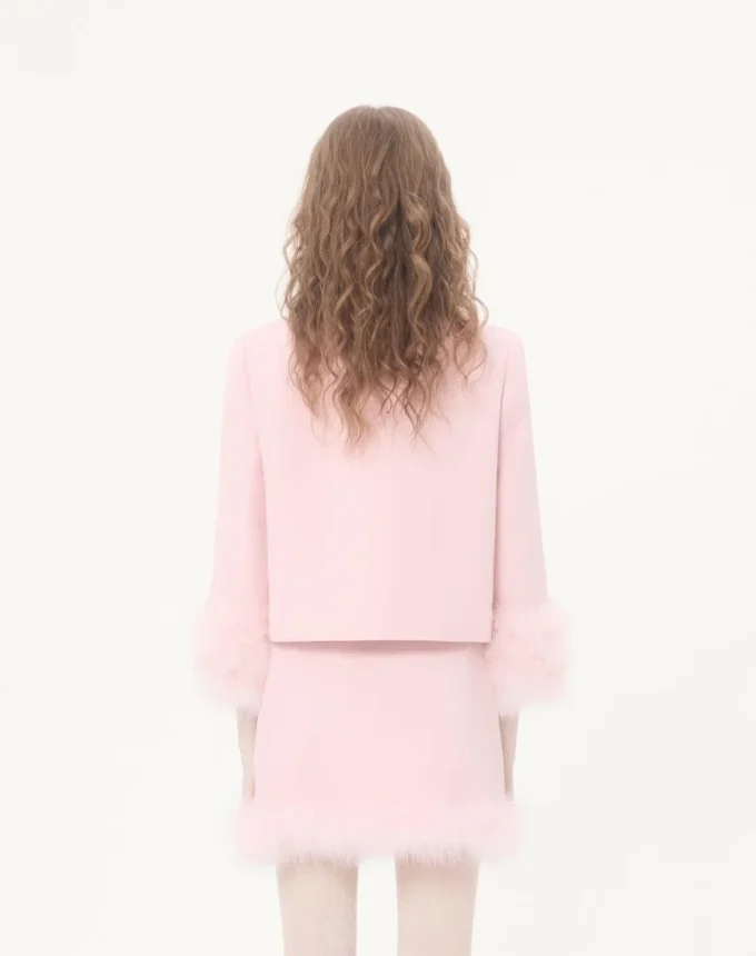 Chaqueta de crepé couture con plumas Chaqueta de crepé couture con plumas