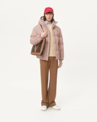 Chaqueta de nylon con capucha y parche VLogo