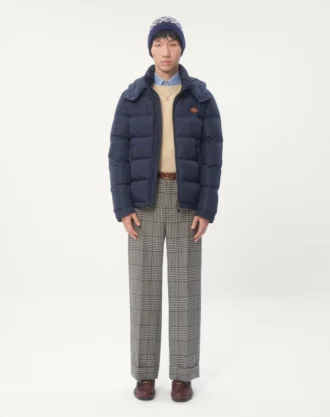 Chaqueta de nylon con capucha y parche VLogo