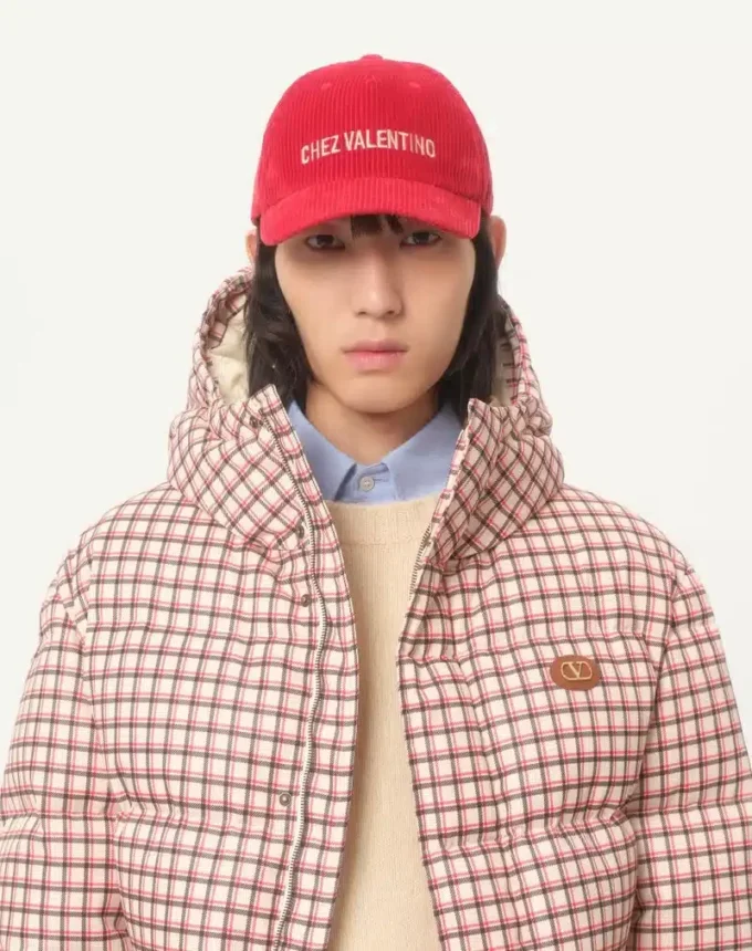 Chaqueta de nylon con capucha y parche VLogo Chaqueta de nylon con capucha y parche VLogo