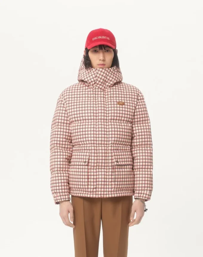 Chaqueta de nylon con capucha y parche VLogo Chaqueta de nylon con capucha y parche VLogo