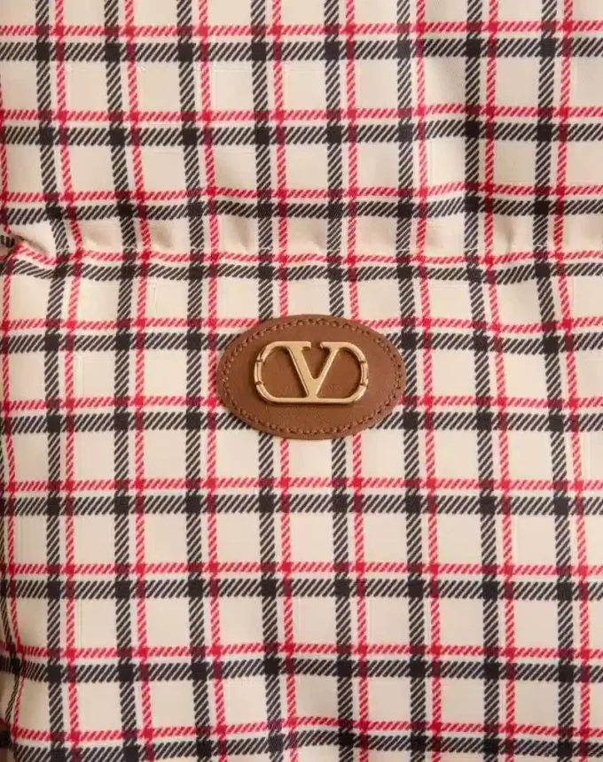 Chaqueta de nylon con capucha y parche VLogo Chaqueta de nylon con capucha y parche VLogo