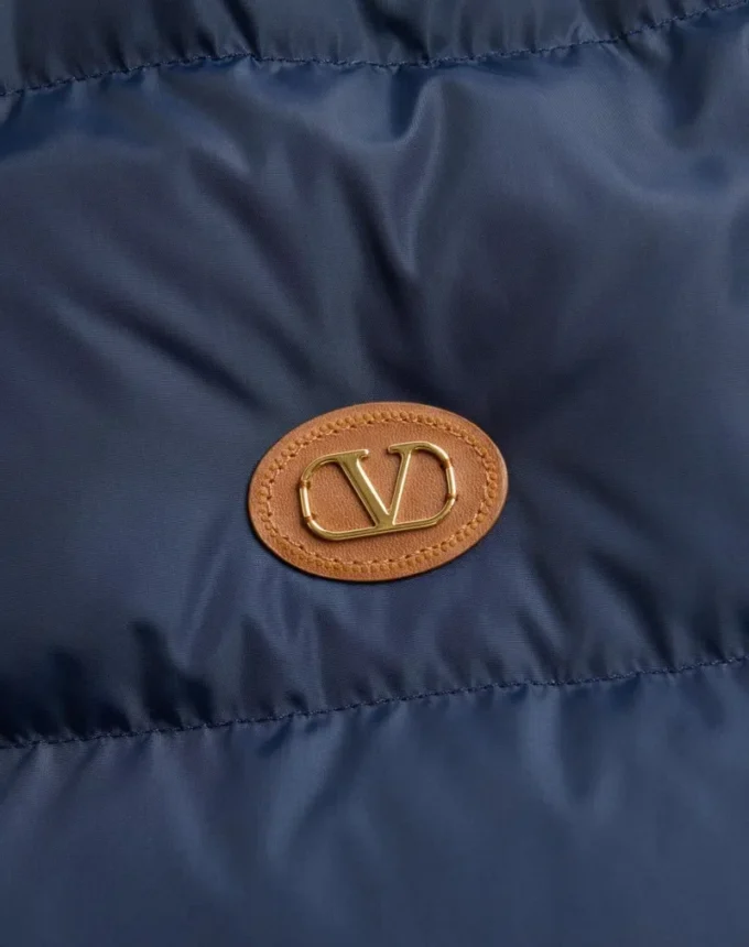 Chaqueta de nylon con capucha y parche VLogo Chaqueta de nylon con capucha y parche VLogo