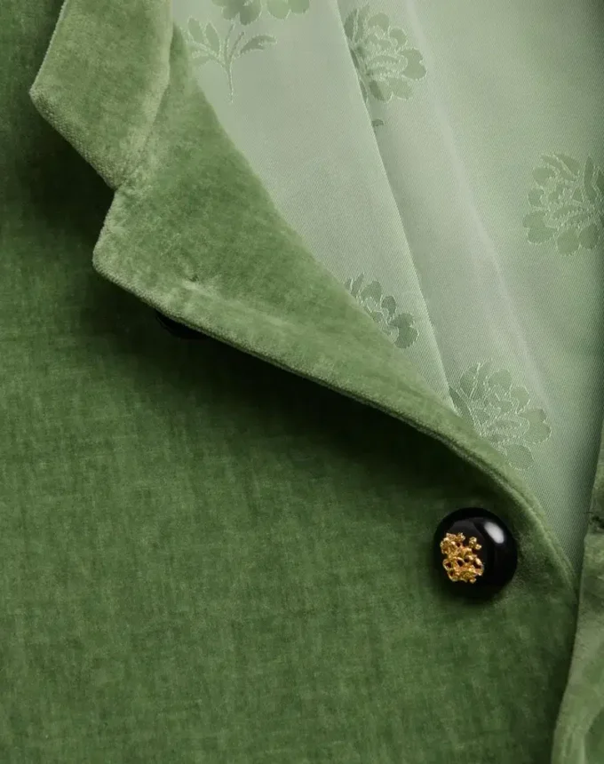 Chaqueta de terciopelo de algodón y lino lavado con cuello mao. Chaqueta de terciopelo de algodón y lino lavado con cuello mao.