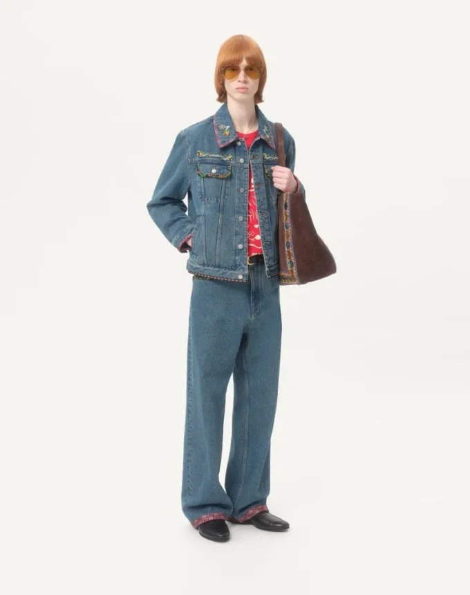 Chaqueta vaquera con bordados de abalorios y bordes estampados Chaqueta vaquera con bordados de abalorios y bordes estampados