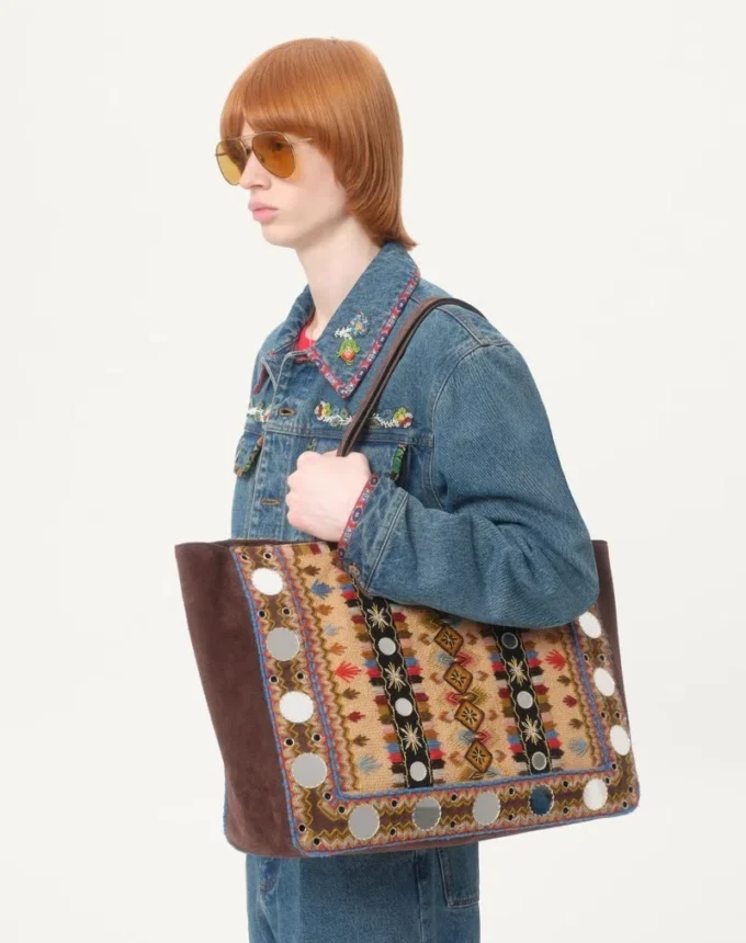 Chaqueta vaquera con bordados de abalorios y bordes estampados Chaqueta vaquera con bordados de abalorios y bordes estampados