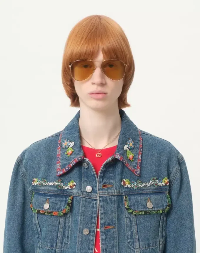 Chaqueta vaquera con bordados de abalorios y bordes estampados Chaqueta vaquera con bordados de abalorios y bordes estampados