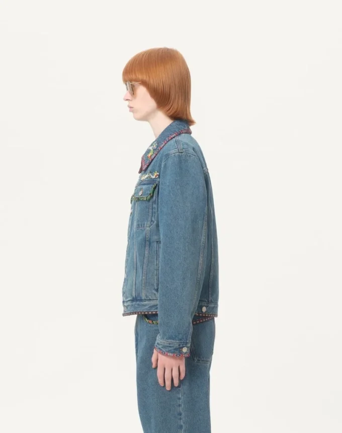 Chaqueta vaquera con bordados de abalorios y bordes estampados Chaqueta vaquera con bordados de abalorios y bordes estampados