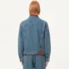 Chaqueta vaquera con bordados de abalorios y bordes estampados Chaqueta vaquera con bordados de abalorios y bordes estampados