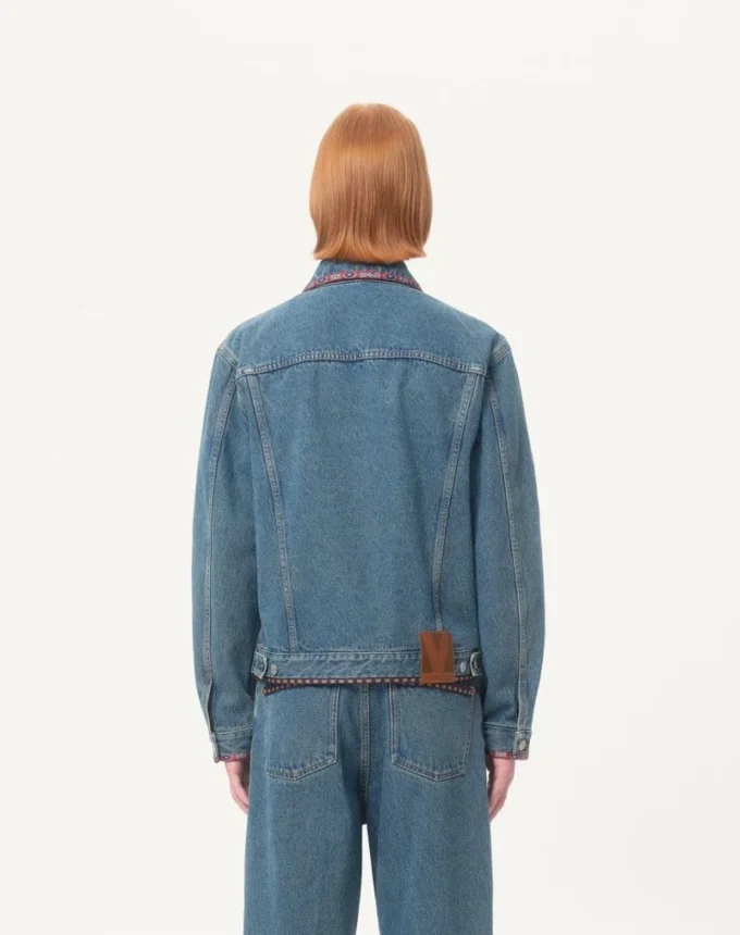 Chaqueta vaquera con bordados de abalorios y bordes estampados Chaqueta vaquera con bordados de abalorios y bordes estampados