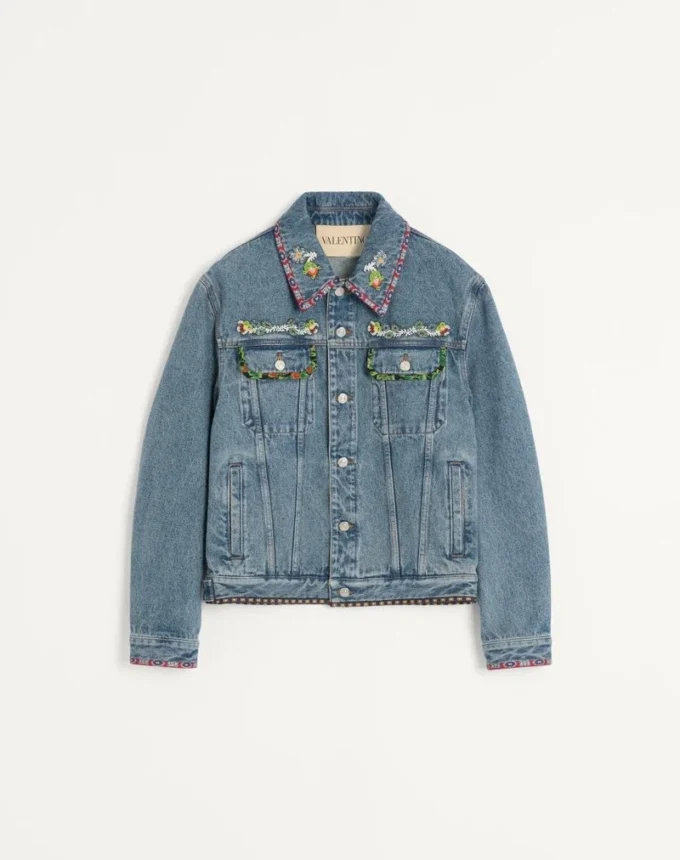 Chaqueta vaquera con bordados de abalorios y bordes estampados Chaqueta vaquera con bordados de abalorios y bordes estampados