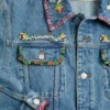 Chaqueta vaquera con bordados de abalorios y bordes estampados Chaqueta vaquera con bordados de abalorios y bordes estampados