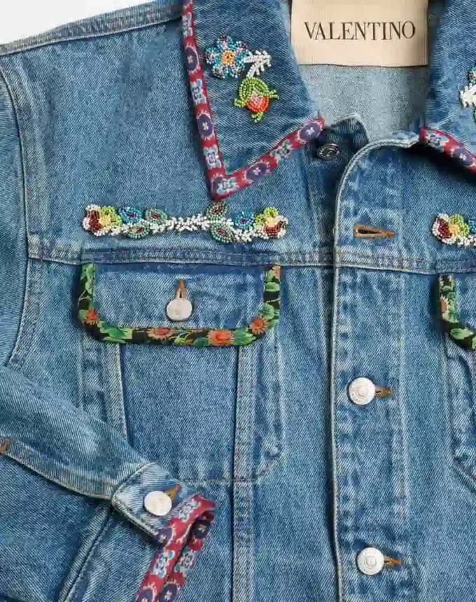 Chaqueta vaquera con bordados de abalorios y bordes estampados Chaqueta vaquera con bordados de abalorios y bordes estampados