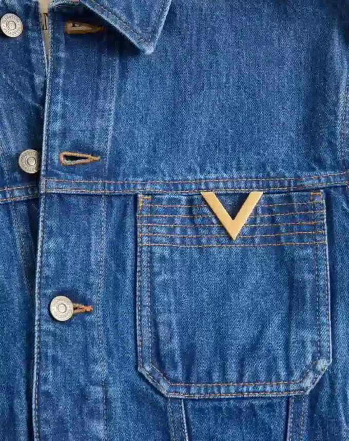 Chaqueta vaquera Valentino con V dorada