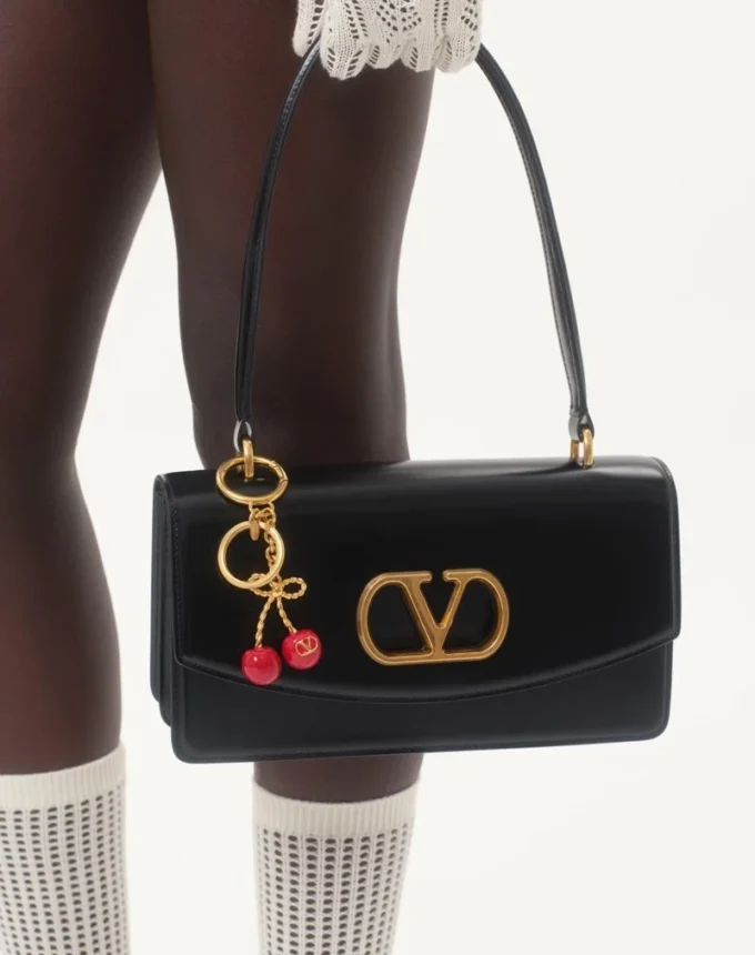 Chez Valentino Colgante para bolso de metal y esmalte con llavero Chez Valentino Colgante para bolso de metal y esmalte con llavero
