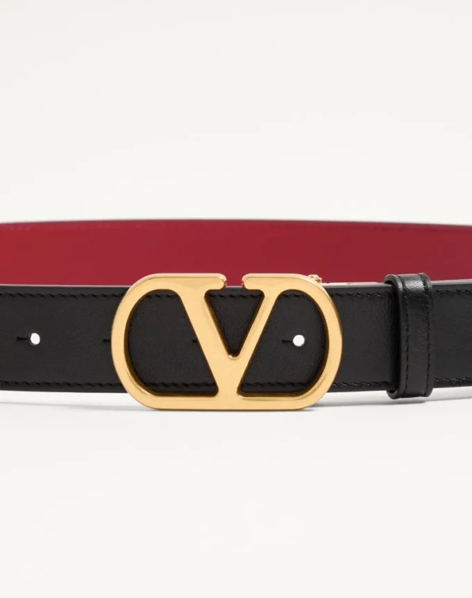 Cinturón reversible de piel de becerro brillante VLogo Signature – 30 mm / 1,2 pulgadas. Cinturón reversible de piel de becerro brillante VLogo Signature – 30 mm / 1,2 pulgadas.
