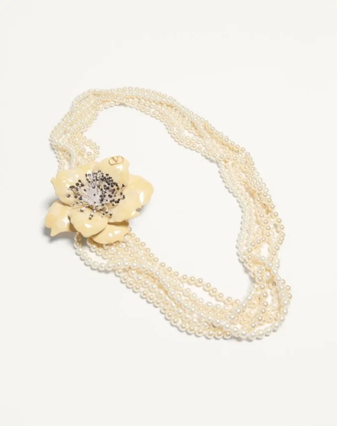 Collar Fleur Lumineuse de Valentino Garavani en metal, esmalte, perlas y tela Collar Fleur Lumineuse de Valentino Garavani en metal, esmalte, perlas y tela