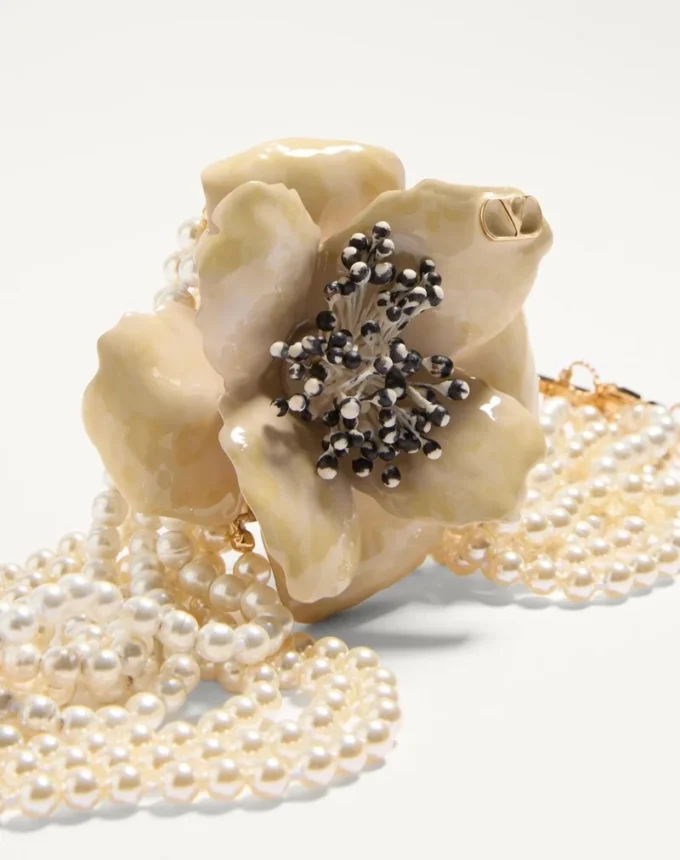 Collar Fleur Lumineuse en metal, esmalte, perlas y tela