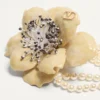 Collar Fleur Lumineuse en metal, esmalte, perlas y tela