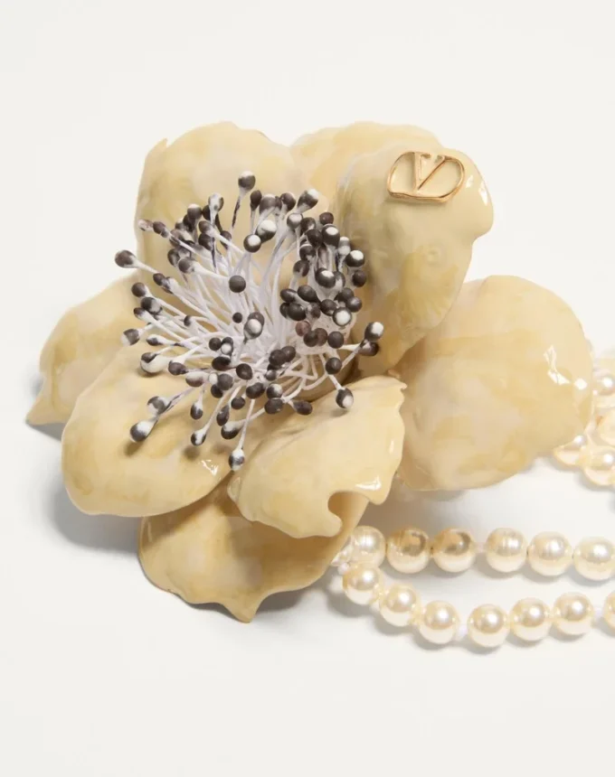 Collar Fleur Lumineuse en metal, esmalte, perlas y tela