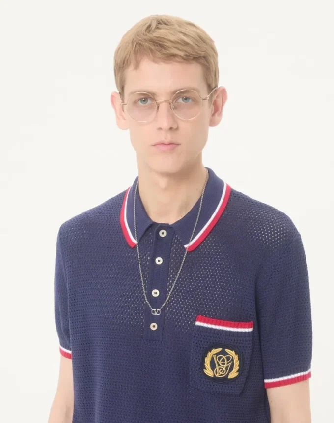 Collar metálico con logotipo Vlogo