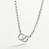 Collar metálico con logotipo Vlogo
