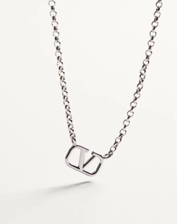 Collar metálico con logotipo Vlogo