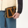 Cortavientos de nailon con capucha y parche con el logotipo Vlogo