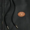 Cortavientos de nailon con capucha y parche con el logotipo Vlogo Cortavientos de nailon con capucha y parche con el logotipo Vlogo