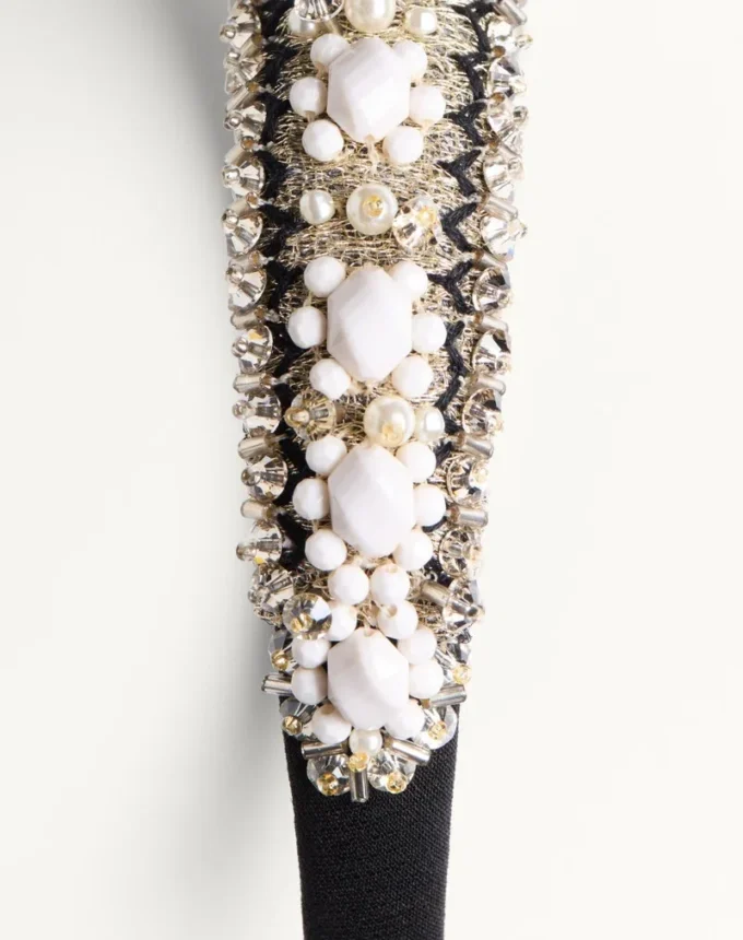 Diadema de lana y seda con bordados de Valentino