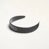 Diadema Vlogo Signature en resina, metal y cristales
