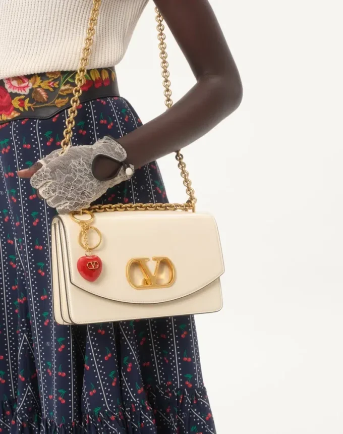 Dije para bolso Coeur Royal con llavero en metal y esmalte Dije para bolso Coeur Royal con llavero en metal y esmalte