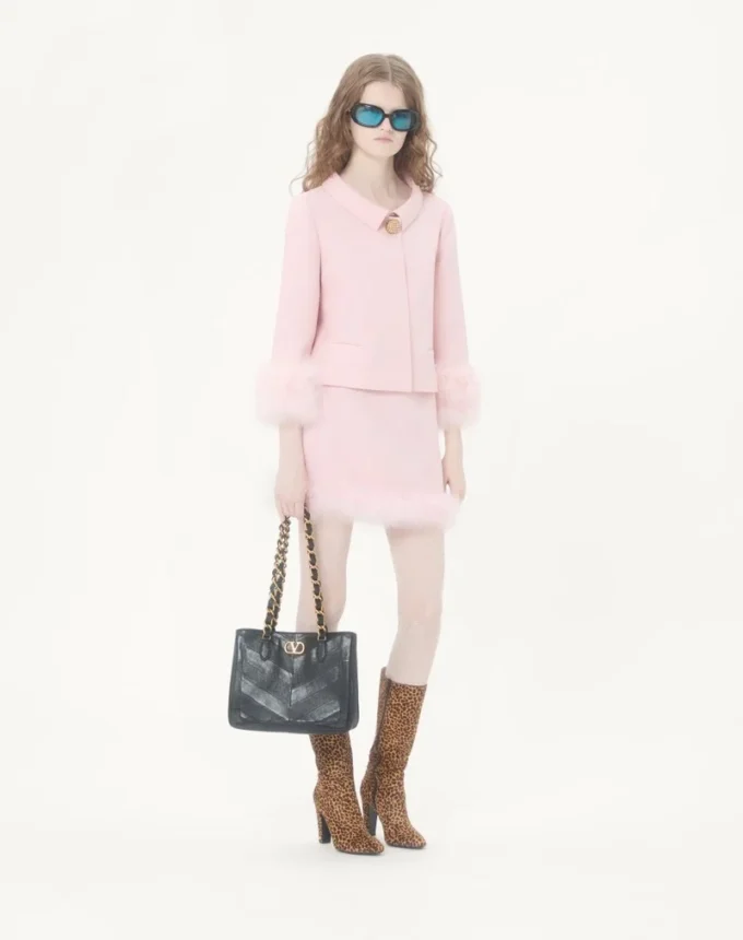 Falda corta de crepé couture con plumas