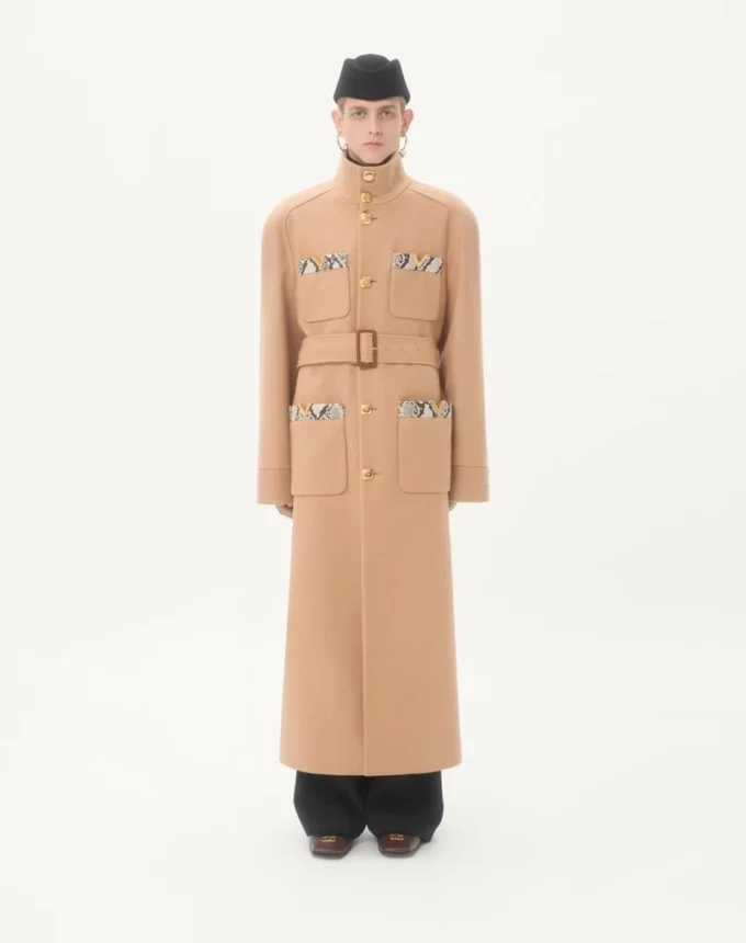 Gabardina cruzada de Valentino en fieltro de lana con inserciones de Ayers Gabardina cruzada de Valentino en fieltro de lana con inserciones de Ayers