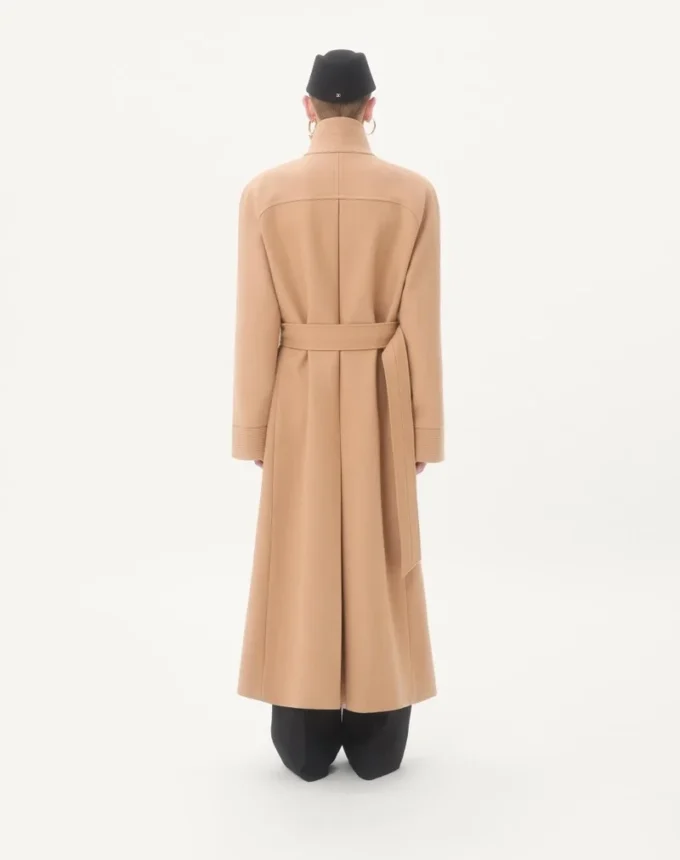 Gabardina cruzada de Valentino en fieltro de lana con inserciones de Ayers Gabardina cruzada de Valentino en fieltro de lana con inserciones de Ayers
