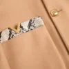 Gabardina cruzada de Valentino en fieltro de lana con inserciones de Ayers Gabardina cruzada de Valentino en fieltro de lana con inserciones de Ayers