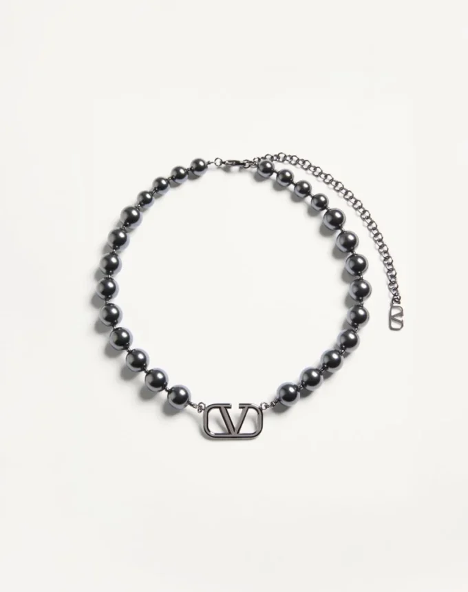Gargantilla metálica con el logotipo VLogo y perlas Swarovski® Gargantilla metálica con el logotipo VLogo y perlas Swarovski®
