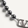 Gargantilla metálica con el logotipo VLogo y perlas Swarovski® Gargantilla metálica con el logotipo VLogo y perlas Swarovski®