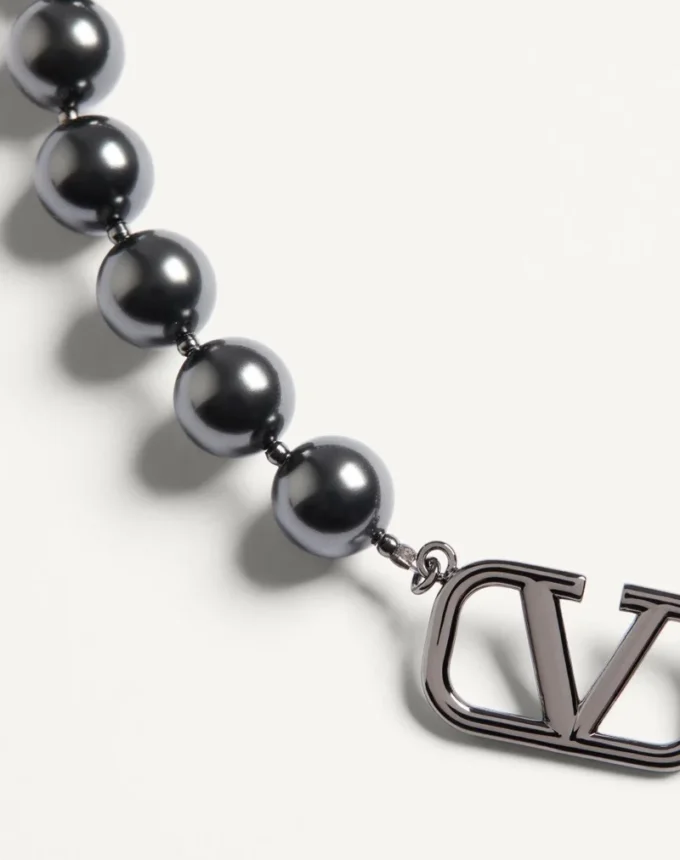 Gargantilla metálica con el logotipo VLogo y perlas Swarovski® Gargantilla metálica con el logotipo VLogo y perlas Swarovski®