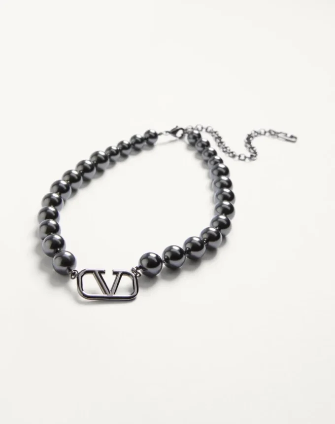 Gargantilla metálica con el logotipo VLogo y perlas Swarovski® Gargantilla metálica con el logotipo VLogo y perlas Swarovski®