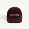 Gorra de béisbol de terciopelo con bordado de Chez Valentino