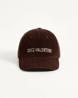 Gorra de béisbol de terciopelo con bordado de Chez Valentino