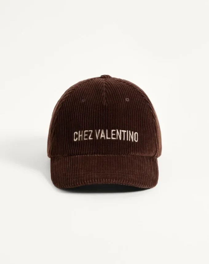 Gorra de béisbol de terciopelo con bordado de Chez Valentino