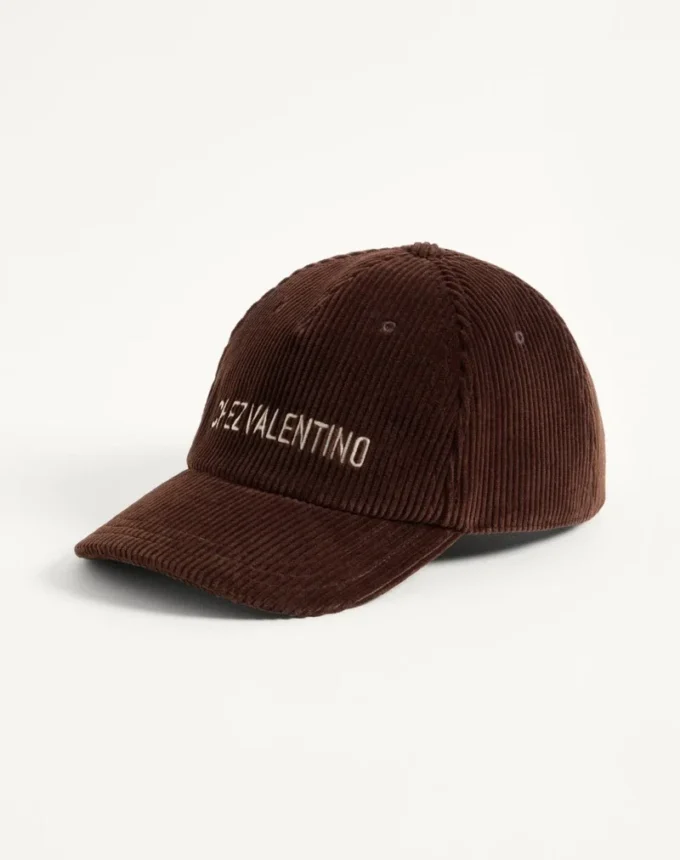Gorra de béisbol de terciopelo con bordado de Chez Valentino