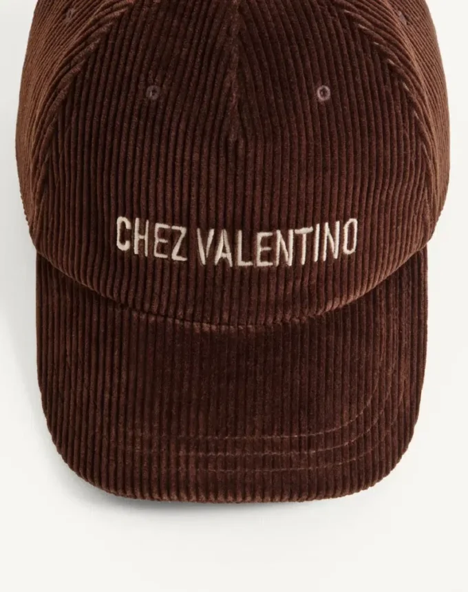 Gorra de béisbol de terciopelo con bordado de Chez Valentino