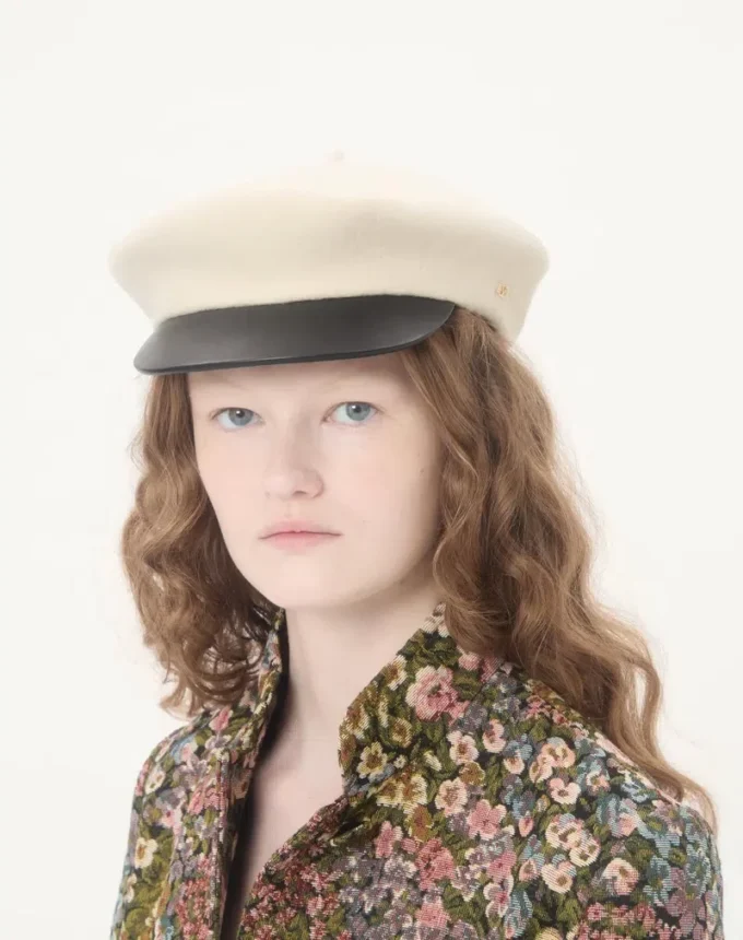 Gorra de lana con visera de cuero y logotipo VLogo de Valentino Garavani Gorra de lana con visera de cuero y logotipo VLogo de Valentino Garavani