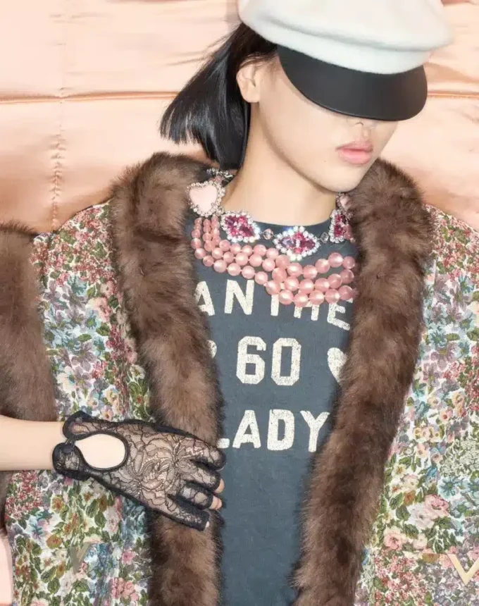 Gorra de lana con visera de cuero y logotipo VLogo de Valentino Garavani Gorra de lana con visera de cuero y logotipo VLogo de Valentino Garavani