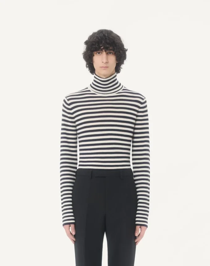 Jersey de lana de cuello alto Valentino con parche VLogo Jersey de lana de cuello alto Valentino con parche VLogo